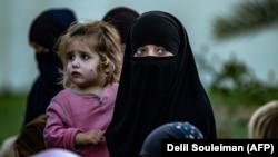 Зану кӯдаке дар паноҳгоҳе дар Сурия