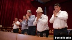 Представители альянса в Баткене. 12 августа 2017 года. Фото взято с официальной странички Бакыта Торобаева в "Фейсбуке".