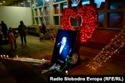 Ispred Doma mladih postavljena je fotografija ispred koje građani mogu ostaviti cvijeće i svijeće.