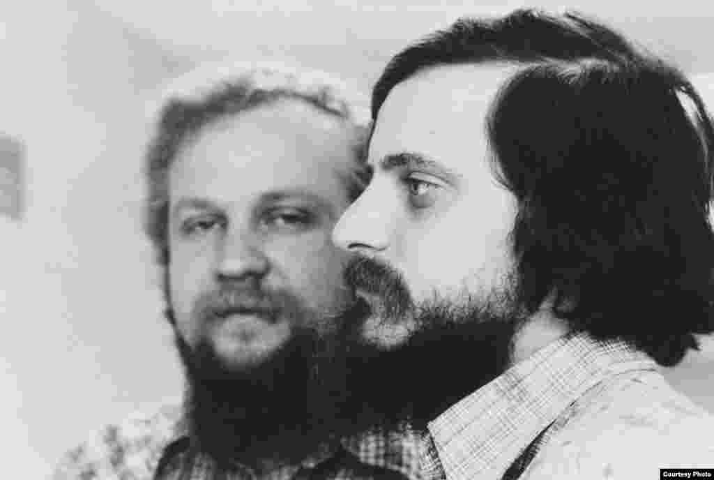 Петр Вайль и Александр Генис. 1980. Фото Нины Аловерт. Петр Вайль (1949&ndash;2009) работал на "Свободе" в качестве главного редактора Русской службы. Александр Генис и сейчас сотрудник редакции, вскоре в эфир выйдет очередной сезон его подкаста "Взгляд из Нью-Йорка"&nbsp;