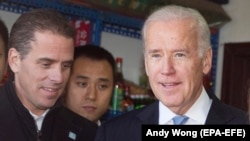 Vicepreședintele Joe Biden cu fiul său Hunter la Beijing, în decembrie 2013 