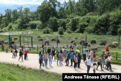 La Sanctuar sunt în jur de 150, 200 de vizitatori în fiecare zi. Înainte veneau mai mulți străini, dar pandemia a schimbat acest lucru. Acum, vin în numere mai mari românii. Zărnești, 3 iulie 2021.