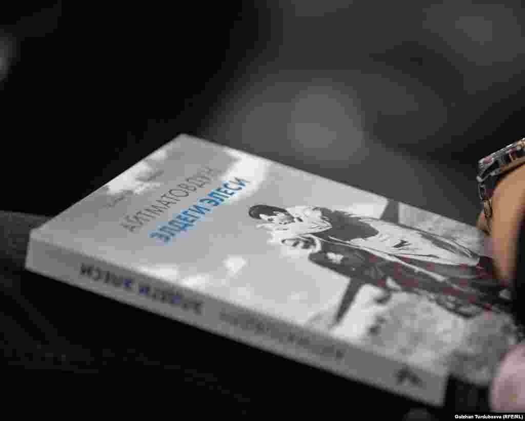 &ldquo;Айтматовдун элдеги элеси&rdquo; &ndash; &ldquo;Азаттык&rdquo; радиосу чыгарып жаткан төртүнчү китеп. Буга чейин маркум Азамат Алтайдын өмүр баянына арналган "Азаттык жана демократиянын жарчысы", &ldquo;Үркүн &ndash; 100: кылымдар унутулгус кыргын&rdquo;, &ldquo;Улан Эгизбаев: Чындык деп жанган өмүр&rdquo; китептери жарык көргөн.