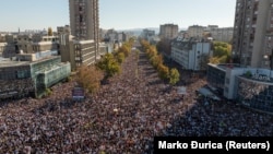 Zeci de mii de sârbi s-au strâns sâmbătă, 1 noiembrie, în centrul orașului Novi Sad.