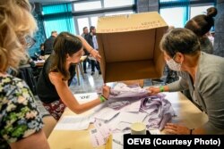 Voluntarii numără buletinele de vot în alegerile primare organizate de principalele partide de opoziție din Ungaria. Fotografie realizată la data de 30 septembrie 2021.