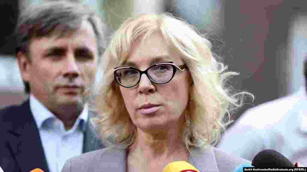 Напередодні зустрічі уповноважена Верховної Ради з прав людини Людмила Денісова розмовляла з Олексадром телефоном. Ось що вона сказала за підсумками телефонної розмови про стан Костенка: &laquo;Він дуже втомився, говорити йому важко. Каже, що в нього зламана рука і він потребує допомоги. Подякував за турботу. Він обов'язково пройде медичне обстеження і всю необхідну реабілітацію&raquo;, &ndash;&nbsp;зазначила Денісова.