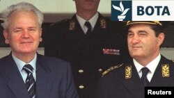 Ish-presidenti i Jugosllavisë, Sllobodan Millosheviq, i shoqëruar nga shefi i Shtabit të Përgjithshëm të ushtrisë jugosllave, Nebojsha Pavkoviq (djathtas), duke marrë pjesë në ceremoninë e diplomimit të nëntogerëve në Akademinë Ushtarake në Beograd, më 30 shtator 2000.