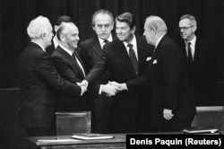 ედუარდ შევარდნაძე სსრკ საგარეო საქმეთა მინისტრობისას მიხაილ გორბაჩოვთან, რონალდ რეიგანსა და ჯორჯ შულცთან ერთად. 1985 წ.