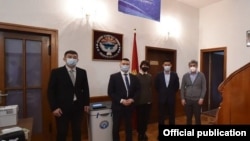 Кыргызстандын Берлиндеги элчилигиндеги референдумду уюштурууга жооптуу кыргыз жарандары, 11-апрель 2021-жыл.