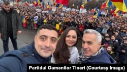George Simion (lider AUR), Ana Maria Gavrilă (lider POT) și candidatul pro-rus la președinția României, Călin Georgescu, la mitingul din Piața Guvernului, împotriva premierului Marcel Ciolacu