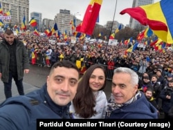 George Simion, Ana Maria Gavrilă și Călin Georgescu la mitingul din Piața Guvernului, împotriva premierului Marcel Ciolacu, pe 1 martie 2025.
