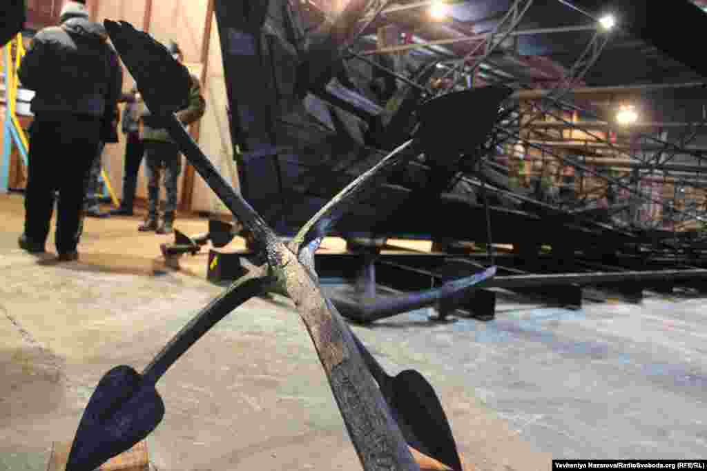 Один із якорів знайшли під час своїх тренувань на Чорноморському узбережжі військові водолази. Про свою знахідку вояки написали запорізькому &laquo;кіборгу&raquo;, працівнику заповідника В'ячеславу Зайцеву.&nbsp;&laquo;Нещодавно з однієї військової частини Військово-морських сил &ndash; це морські диверсанти, де служать мої товариші, з якими ми перетинались у 2014 році &ndash; завдяки соцмережам вийшли на мене і написали, що є якір. Ми вирішили не просто його забрати, а й якось віддячити цим хлопцям. Вони вийшли з окупованого Криму. Морські водолази. У них погано з обладнанням &ndash; вирішили подарувати їм морські ботики, печатки, маски, ліхтарики і так далі. Ми взяли їх під опіку&raquo;,&nbsp;&ndash; розповів Зайцев