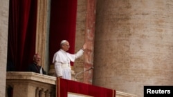 Напередодні папа Римський Лев XIV у своєму першому недільному благословенні згадав про країни, які страждають від війни, й закликав до «якнайшвидшого справжнього миру» в Україні