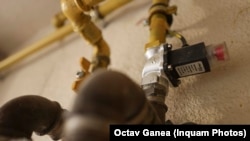 Urmările exploziei cauzate de o acumulare de gaze într-un bloc de locuințe din cartierul Rahova. București, 17 octombrie 2025. Ilustratie cu instalația de gaze dintr-un bloc vecin celui afectat. 