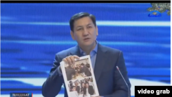 Абдил Сегизбаев телетаймаш учурунда. 30-декабрь, 2020-жыл. Сүрөт түз ободо чыккан видеодон алынган. 