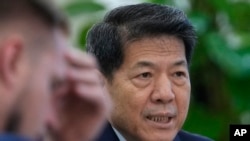 Спеціальний представник Китаю з питань України Лі Хуей виступає на пресбрифінгу в Міністерстві закордонних справ у Пекіні, серпень 2024 року