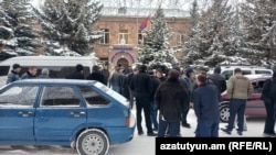Сторонники бывшего мэра Гюмри Вардана Гукасяна, доставленного в отделение полиции, стоят перед зданием полиции, 20 февраля 2025 г.