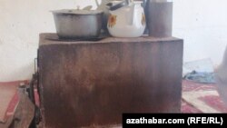 Mary welaýatynyň Saryja obasynda ilat peçde odun ýakyp ýylynýar. Ariwden alnan illýustrasiýa suraty