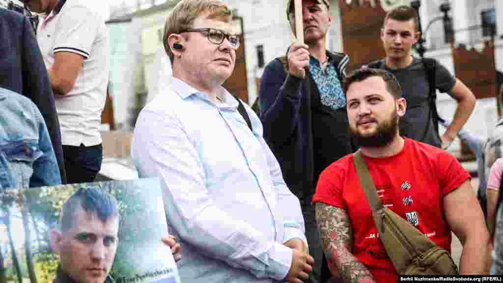 Володимир Жемчугов (ліворуч), герой України, колишній в'язень бойовиків (втратив обидві руки і зір), і Геннадій Афанасьєв, колишній російський політвязень