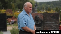 Радзім Гарэцкі ля магілы Генадзя Бураўкіна, архіўнае фота