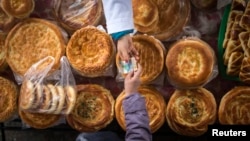 Продажа лепешек на Зеленом базаре в Алматы. Иллюстративное фото.