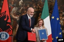 Premierul albanez Edi Rama și omologul său italian Giorgia Meloni semnează acordul bilateral de migrație, Roma, 6 noiembrie 2023.