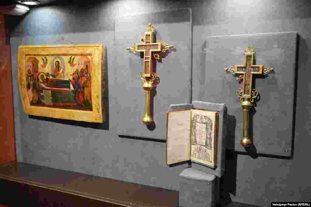 Ікона успіння Богородиці (ліворуч)