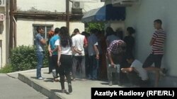 Bankomatyň öňünde nobata duran türkmenistanlylar