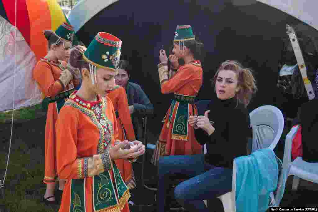 Концерты, выставки, фестивали проходили во всех районах курорта. На площади Южного мола стартовал фестиваль "Этно-Сочи"&nbsp;