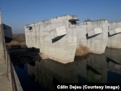 Fundații de beton ale amenajării de la Vârfu Câmpului, începută în comunism.