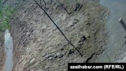 Hünärmen: “Saparmyrat Türkmenbaşy, Akdepe etraplarynda..., ýeriň ýagdaýyna laýyklykda, gyş suwy we tarp şor ýuwuş suwy aýratynlykda berilmeli”.