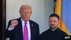 Президент Украины Владимир Зеленский (справа) и президент США Дональд Трамп 