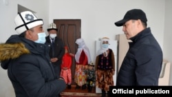 Садыр Жапаров Алай районуна көчүп келген памирлик кыргыздар менен жолугушту.