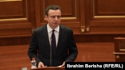 Prim-ministrul interimar al Kosovo, Albin Kurti, se adresează parlamentului pe 26 octombrie 2025.