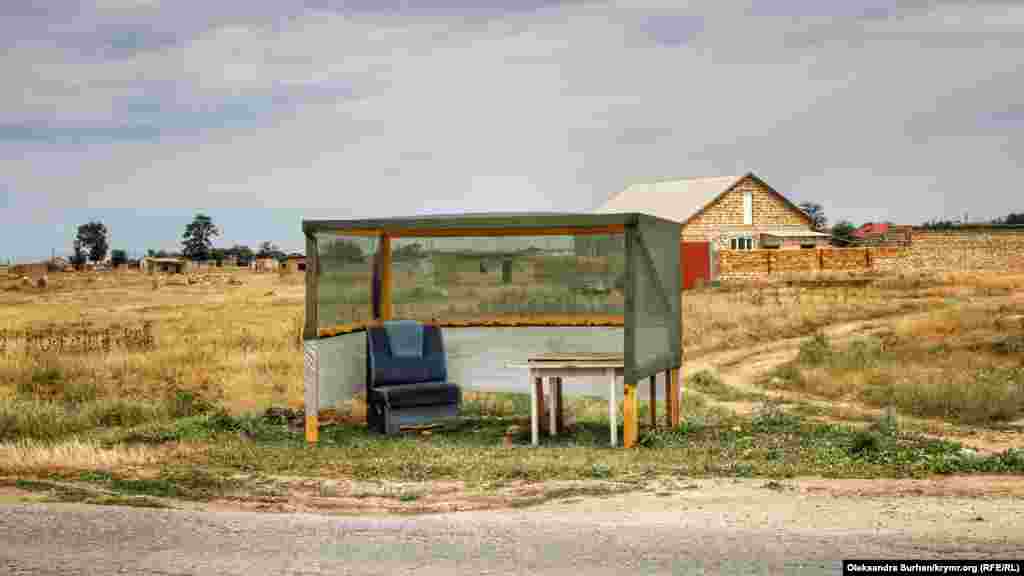 Ця зупинка на в'їзді в Євпаторію &ndash; справа рук уже не радянських архітекторів, а місцевих жителів, для яких зручність в очікуванні автобуса &ndash; понад усе