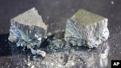 Ачышчаны тэлюр дэманструецца на нафтаперапрацоўчым заводзе Rio Tinto Kennecott, 11 траўня 2022 году ў Магне, штат Юта, ЗША 