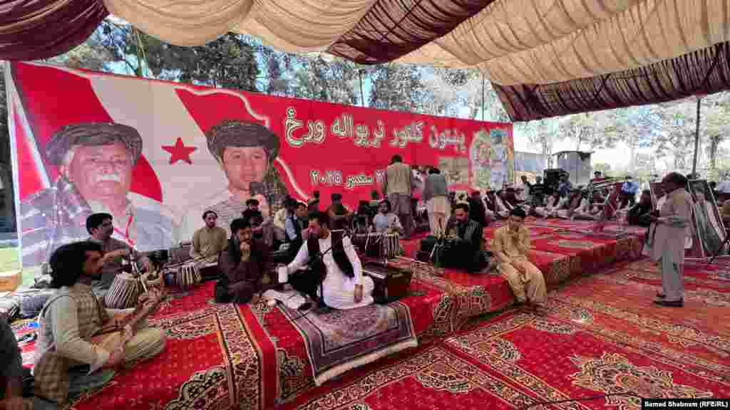 په غونډه کې خلکو له موسېقۍ هم خوند واخیست. 