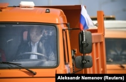 Vladimir Putin conduce un camion Kamaz spre Crimea