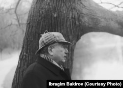 Чыңгыз Айтматов Брюсселдеги паркта. Ибрагим Бакировдун белек фотосу.