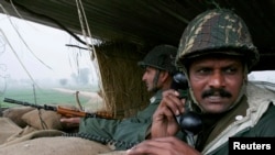 هندي سرتېري د نوي دلي تر واک لاندې په کشمیر کې په مورچه کې ناست دي - انځور له ارشیفه.