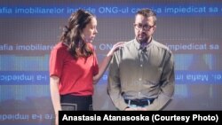 Andrei Șerban este a absolvent al UNATC București, actor, trainer și regizor de teatru, activist în lupta pentru justiție socială, combaterea rasismului și a discriminării.