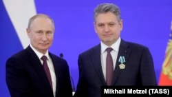 Former Bulgarian deputy Nikolai Malinov (left) receives a state award from Russian President Vladimir Putin in 2019. 