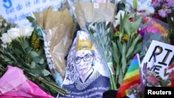 Flori depuse în fața Curții Supreme, în memoria judecătoarea RBG, Washington, 19 septembrie 2020.