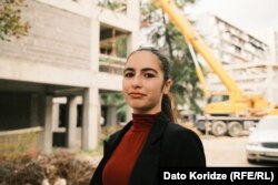 „პირადად მე დისტანციური სწავლისას კამერას და მიკროფონს ვთიშავდი და ჩემთვის ვიყავი, არც ვუყურებდი და არც ვუსმენდი მასწავლებელს, წარმოიდგინეთ პირველკლასელები რას იზამენ...“ - ამბობს ბარბარე მუხათგვერდელი