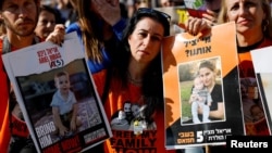 Ширан Бибастын жана балдарынын барымтадан бошотулуусун талап кылган израилдиктер. (Архив)