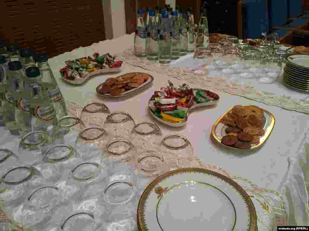 Дворец Независимости в ожидании прибытия лидеров "Нормандской четвёрки".