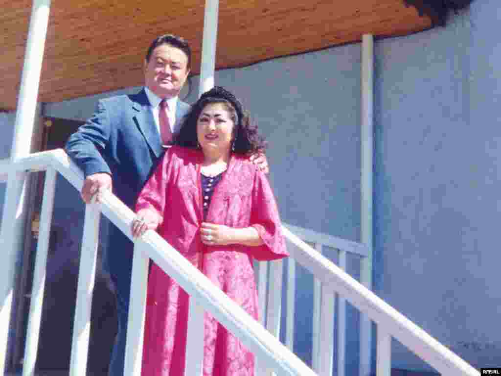 Заманбек Нуркадилов с супругой Макпал Жунусовой, известной певицей. 2002 год