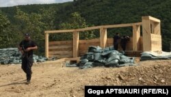 ფოტო არქივიდან: ქართული საგუშაგო პოსტის აღმართვის პროცესი. 2019 წელი 