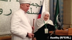 Зөбәрҗәт апа Әлбир Кргановка мөфти таягын тапшыра