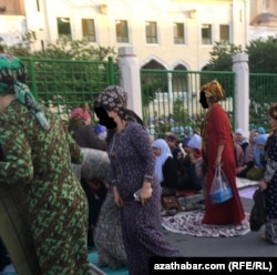 4-nji iýunda Aşgabadyň "Ärtogrul gazy" metjidinde okalan baýram namazyna çagalar we aýallar hem gatnaşdy. Aşgabat şäheri, 4-nji iýun, 2019-njy ýyl